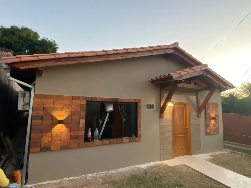 Fachada renovada con cochera, vista amplia diurna, San Lorenzo - OGA Constructora