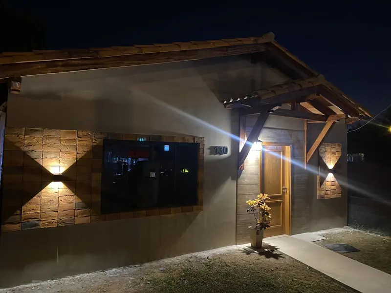 Fachada renovada con iluminacion calida nocturna, San Lorenzo - OGA Constructora