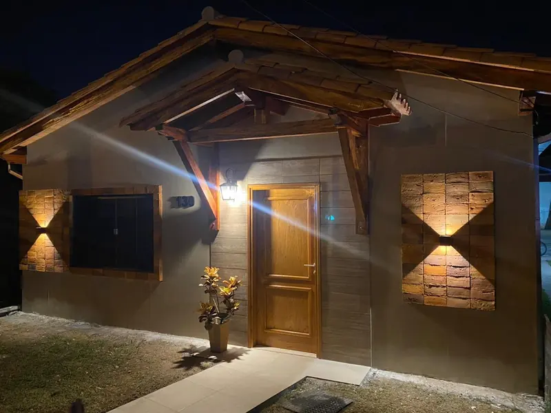 Fachada renovada iluminada al anochecer, San Lorenzo - OGA Constructora