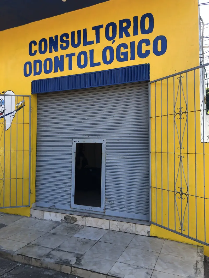 Fachada del Consultorio Odontologico con cartel, San Lorenzo - OGA Constructora