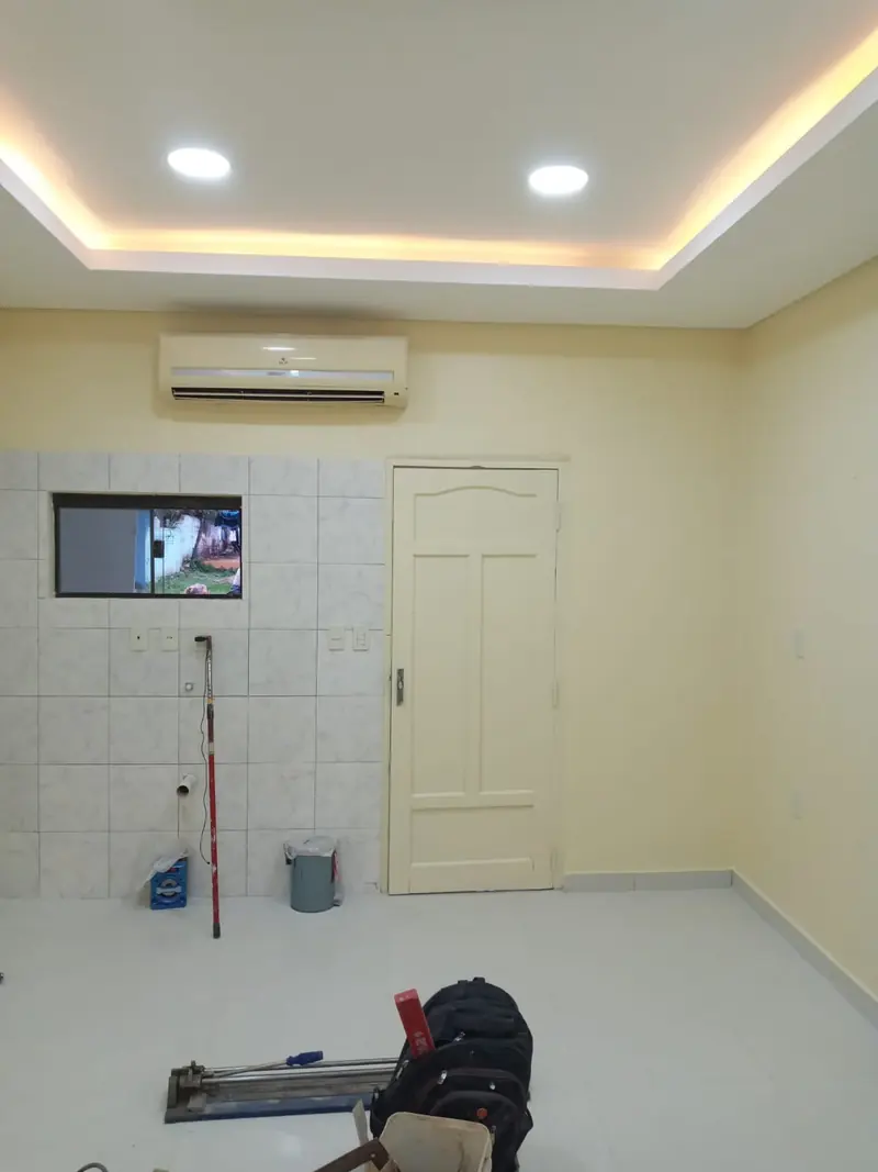 Ambiente terminado con iluminacion LED perimetral, consultorio San Lorenzo - OGA Constructora