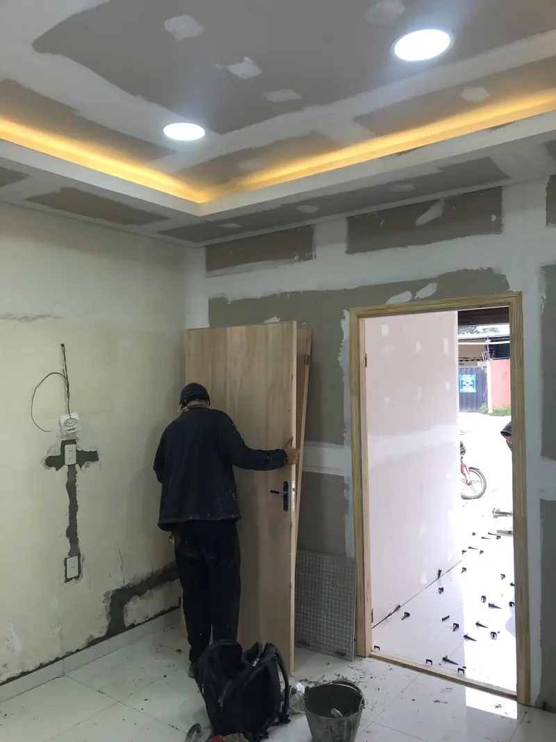 Sala terminada con cielorraso iluminado, consultorio San Lorenzo - OGA Constructora