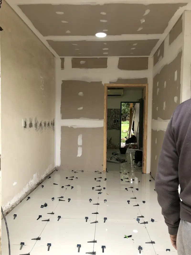 Ambiente con piso ceramico de diseno terminado, consultorio San Lorenzo - OGA Constructora