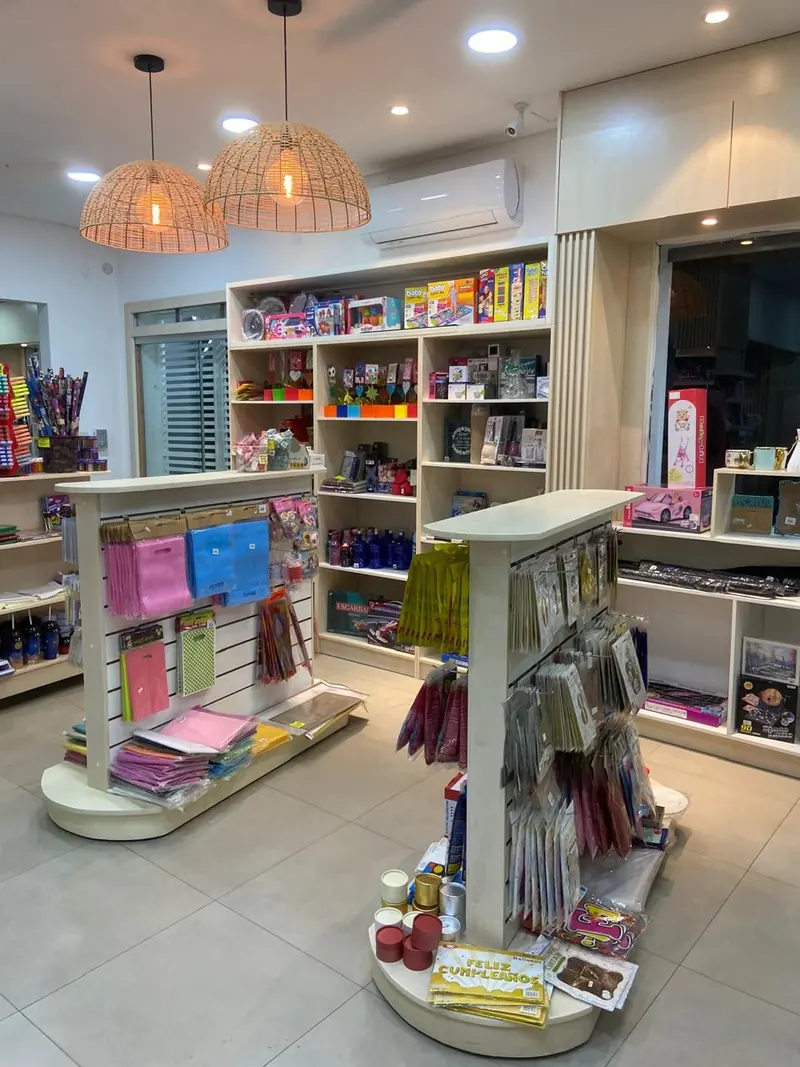 Pasillo de estanterias de la libreria San Buenaventura, Yaguaron - OGA Constructora