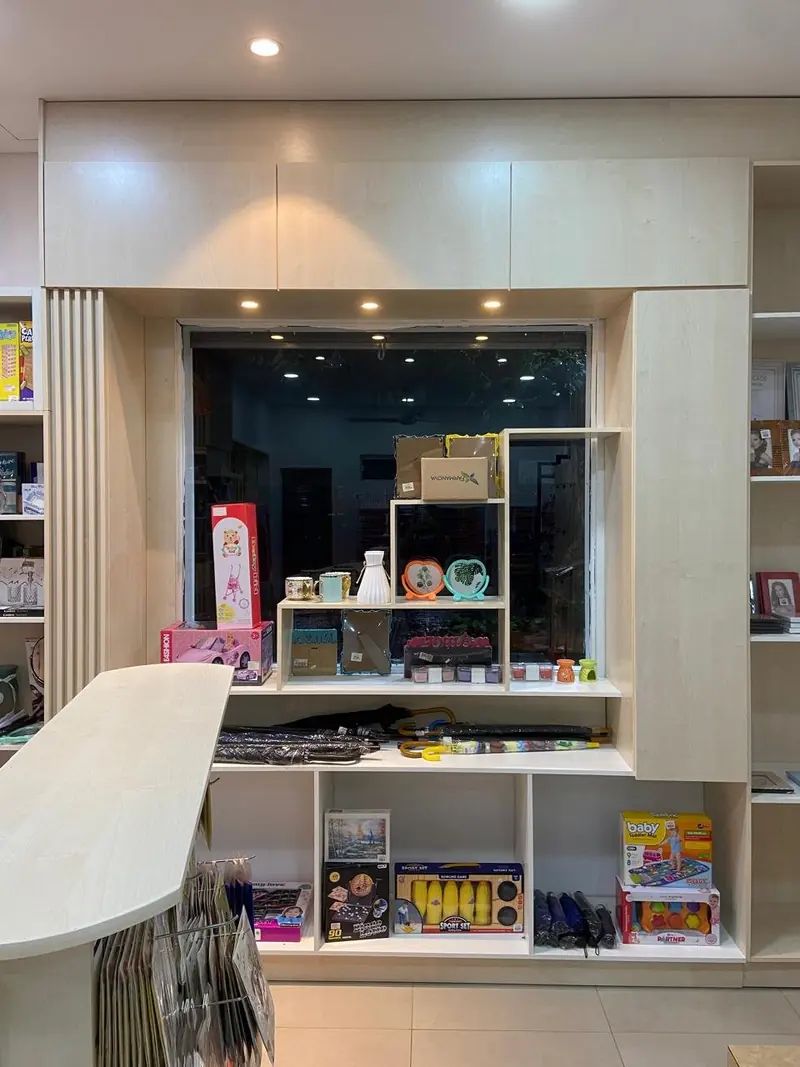 Interior de la libreria San Buenaventura con estanterias e iluminacion colgante, Yaguaron - OGA Constructora