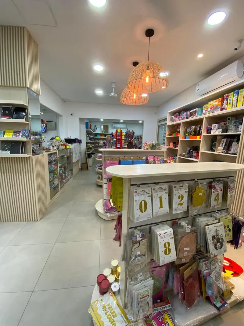 Estanterias con productos de la libreria San Buenaventura, Yaguaron - OGA Constructora