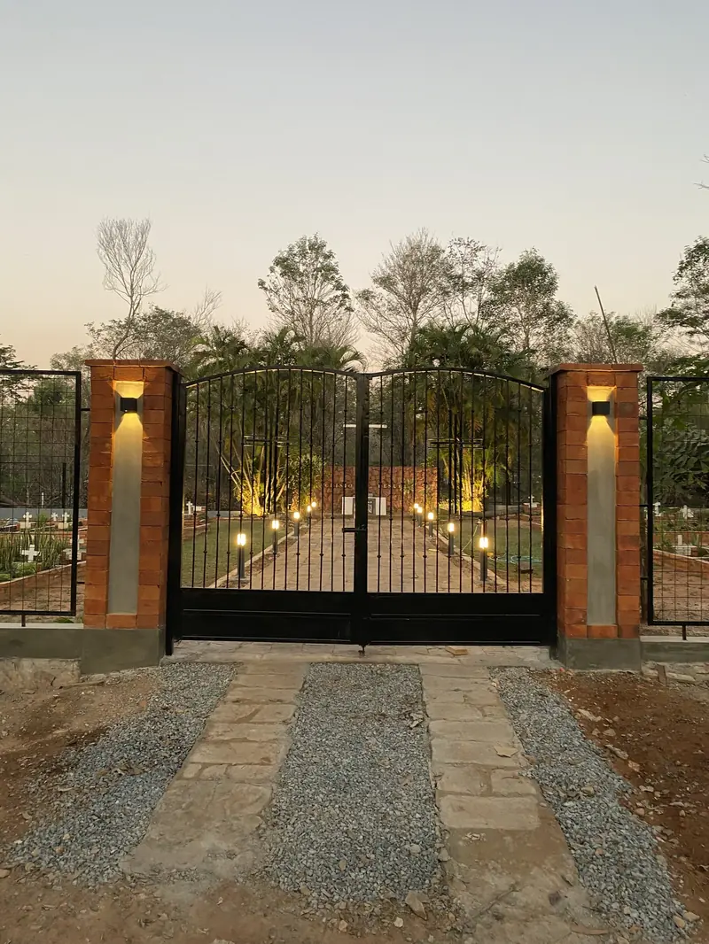 Porton de ingreso con luces calidas, memorial Hermanas Dominicas - OGA Constructora