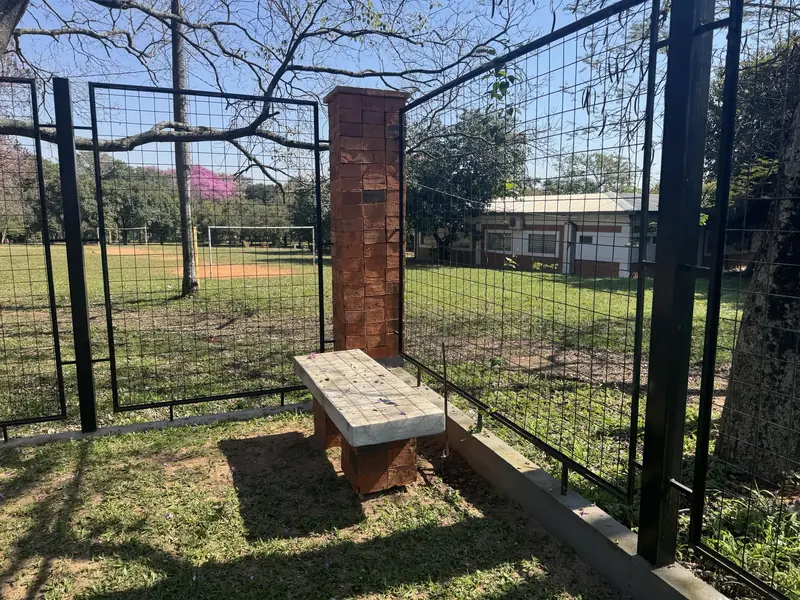 Columna y banco en el parque del memorial Hermanas Dominicas - OGA Constructora