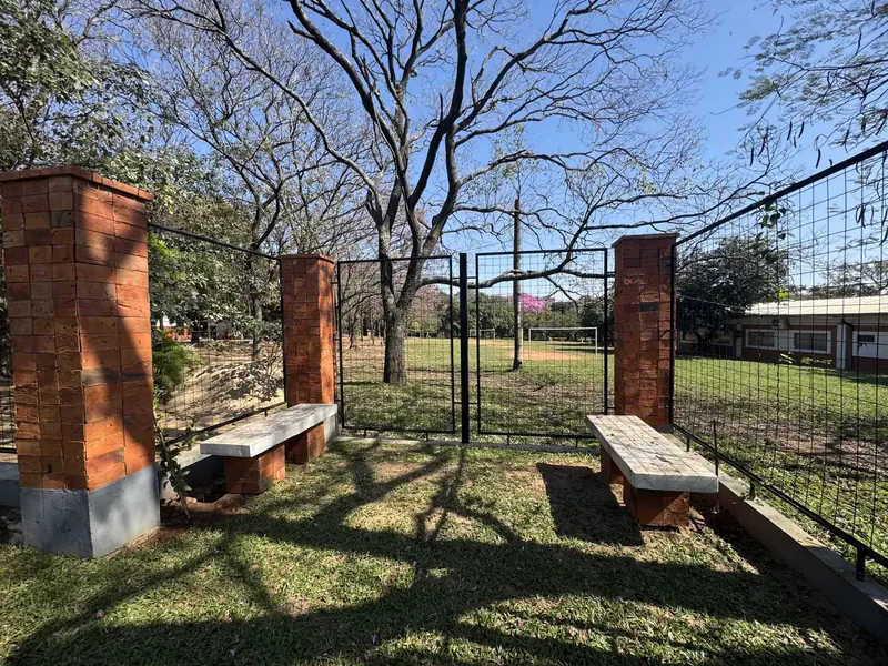 Columna con banco entre la vegetacion, memorial Hermanas Dominicas - OGA Constructora