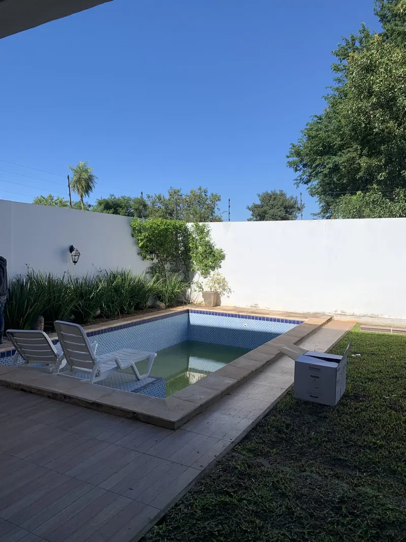 Piscina terminada con deck de madera, Loma Pyta - OGA Constructora