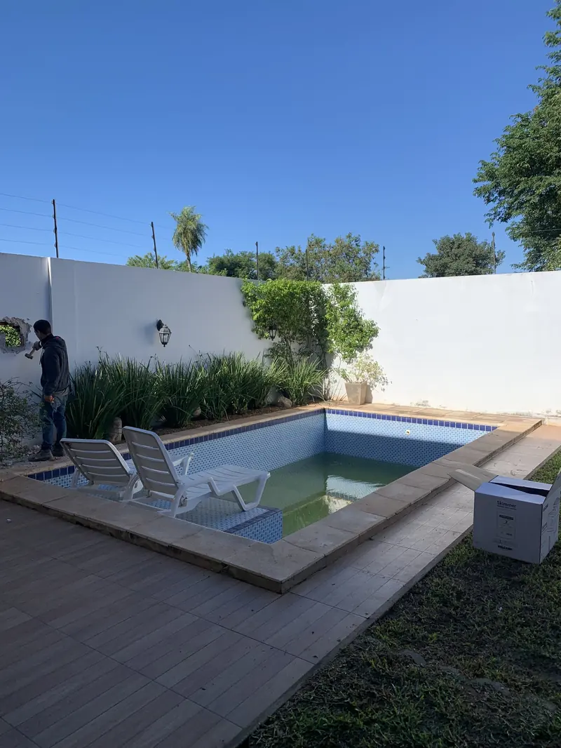 Patio con piscina terminada, Loma Pyta - OGA Constructora