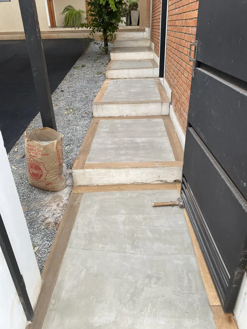 Sendero lateral con escalones entre muros, Loma Pyta - OGA Constructora