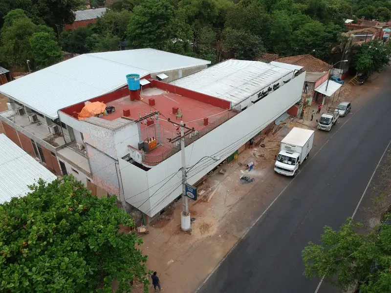 Vista aerea del Supermercado Na Vero con estacionamiento, Yaguaron - OGA Constructora