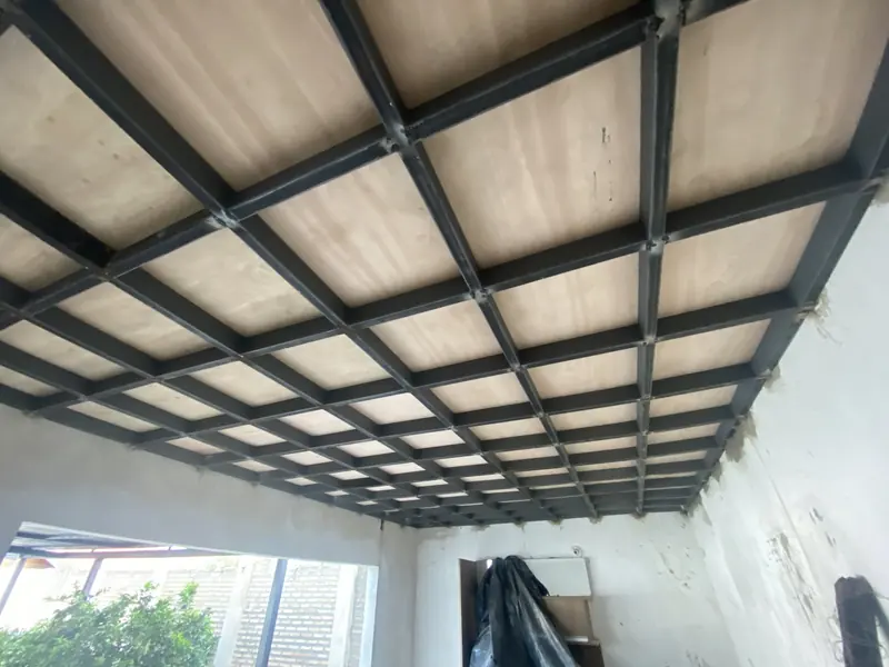 Estructura metalica vista desde el interior del supermercado en obra, Yaguaron - OGA Constructora