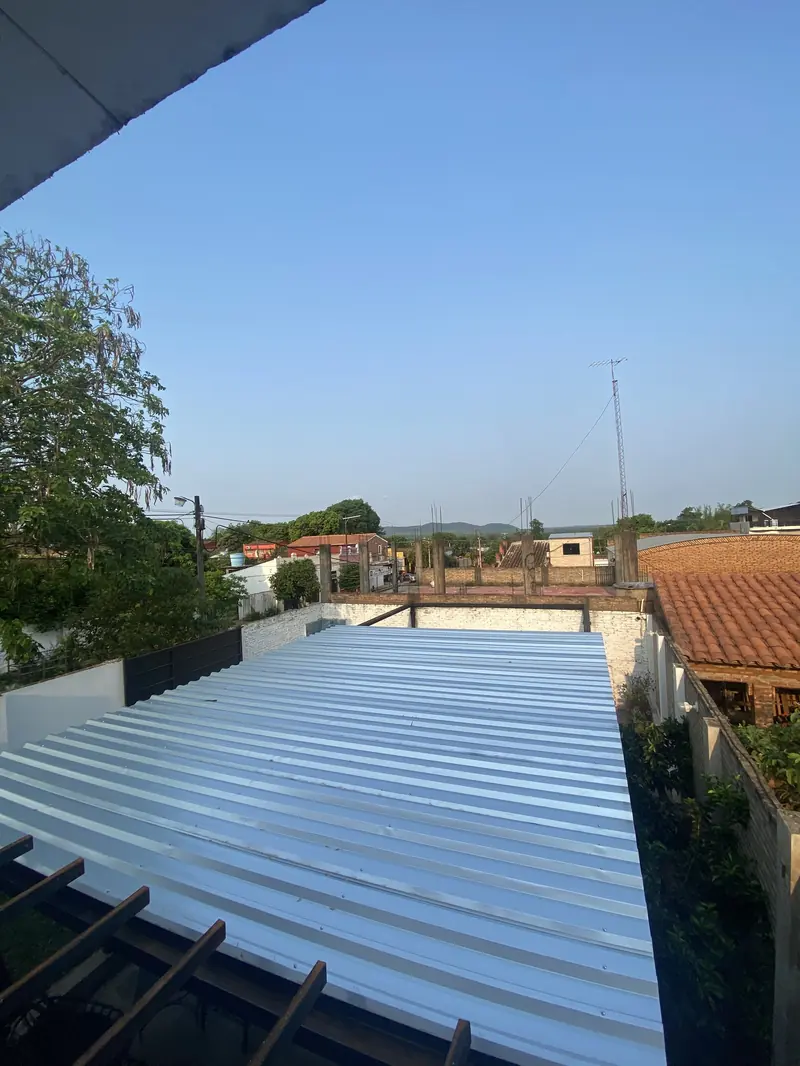 Vista aerea del techo metalico en montaje, supermercado Yaguaron - OGA Constructora