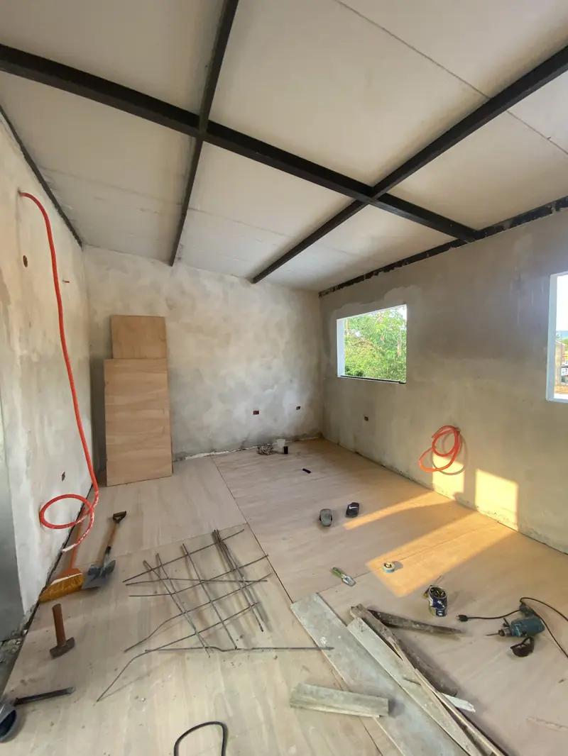 Interior de hormigon con aberturas durante la obra, supermercado Yaguaron - OGA Constructora