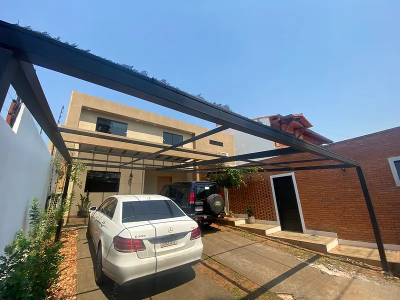 Cochera terminada con estructura metalica, vivienda Lucas San Lorenzo - OGA Constructora
