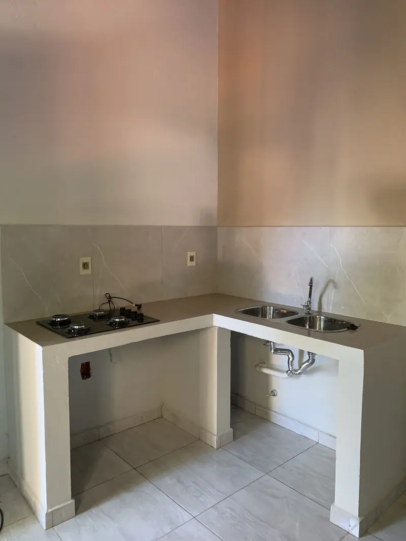 Cocina y lavadero terminados de la vivienda Lucas, San Lorenzo - OGA Constructora