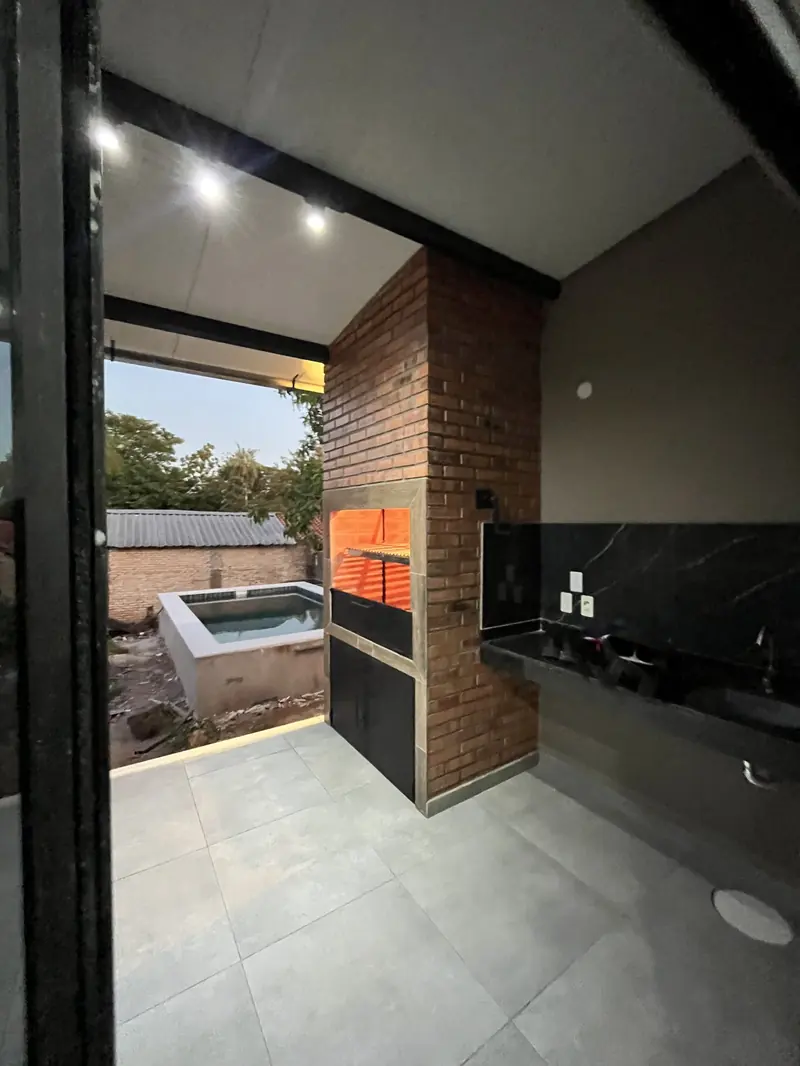 Sector de quincho y parrilla de la vivienda Mile, San Lorenzo - OGA Constructora