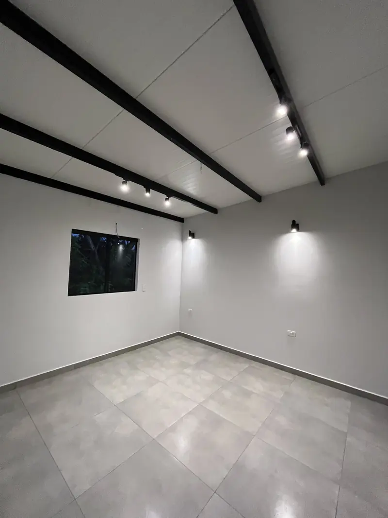 Ambiente interior terminado de la vivienda Mile, San Lorenzo - OGA Constructora