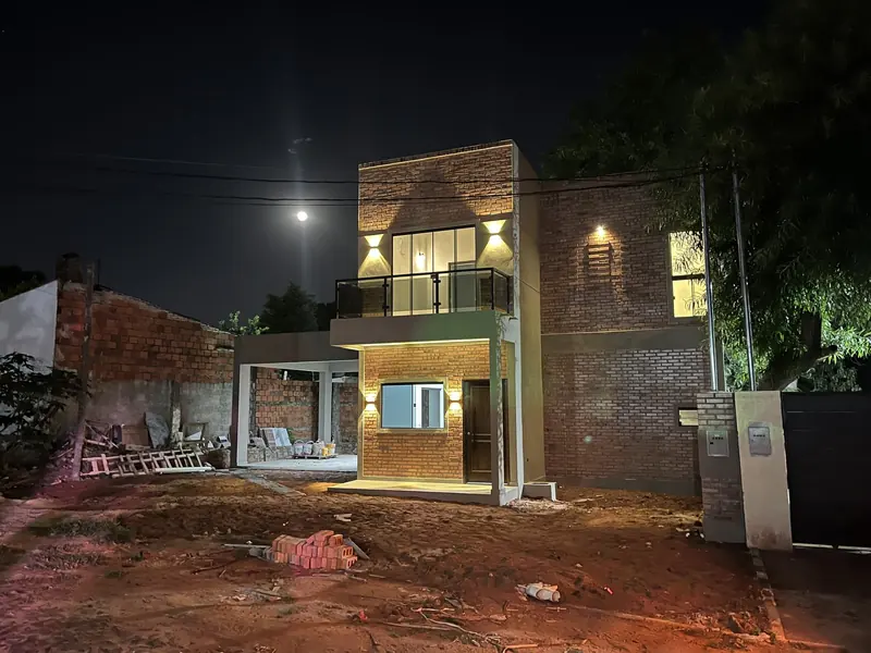 Vista nocturna de la vivienda Mile, San Lorenzo - OGA Constructora