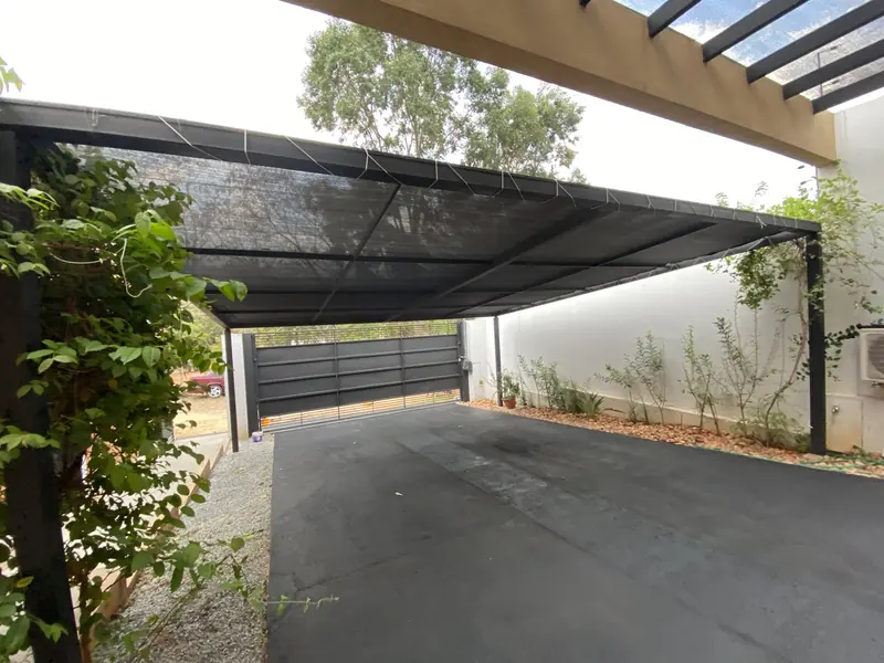 Cochera vista desde el interior hacia el acceso - OGA Constructora