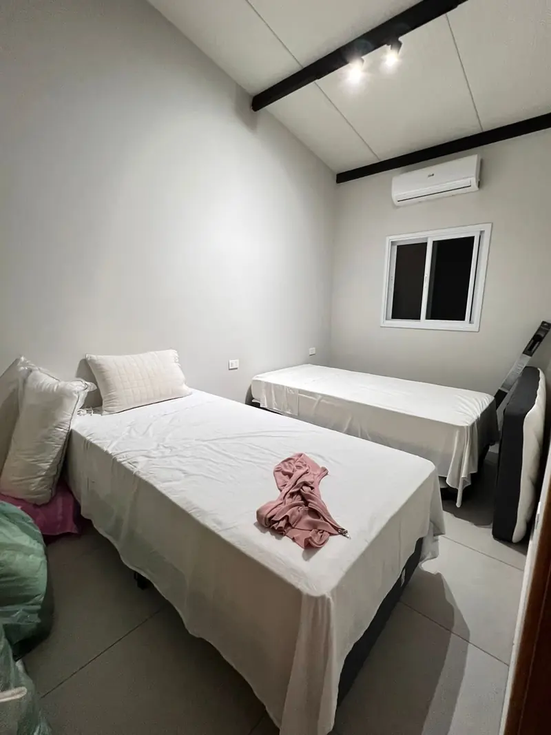 Dormitorio terminado bajo techo de madera, vivienda Yaguaron - OGA Constructora