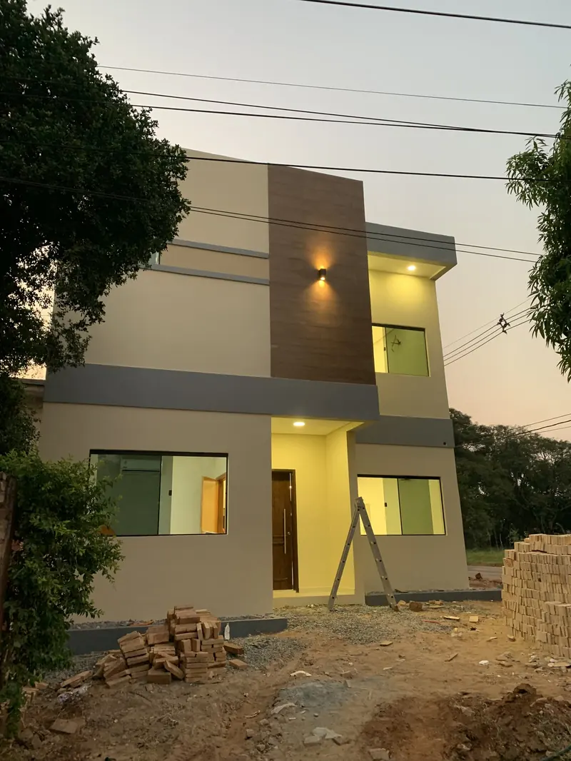Fachada de la vivienda Ruben Aranda en etapa de terminacion al atardecer, Luque - OGA Constructora