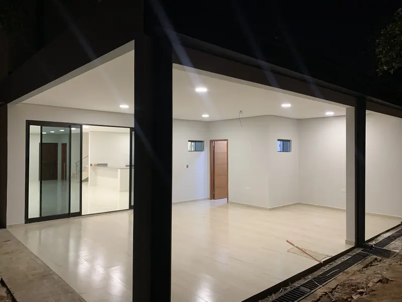 Interior con ventanal de la vivienda Ruben Aranda, Luque - OGA Constructora