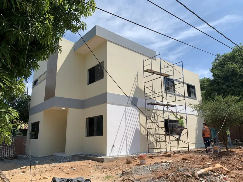 Vivienda Ruben Aranda con andamios durante la construccion, Luque - OGA Constructora