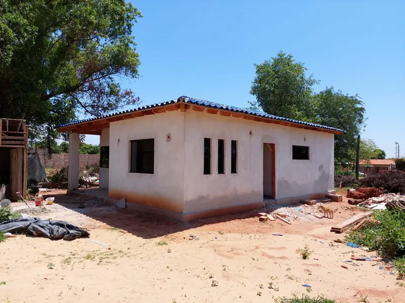 Fachada frontal de vivienda terminada, Luque - OGA Constructora