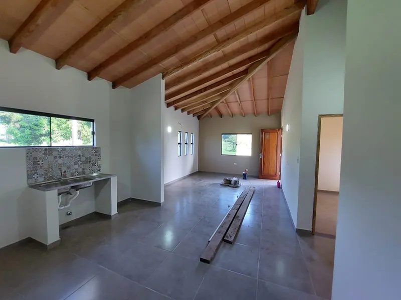 Ambiente interior pintado en blanco, vivienda Luque - OGA Constructora