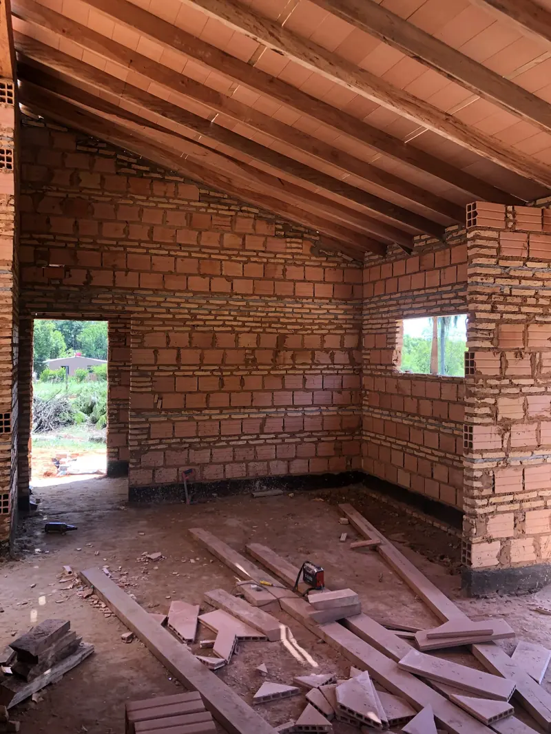 Vigas y estructura de cubierta de madera, vivienda Luque - OGA Constructora