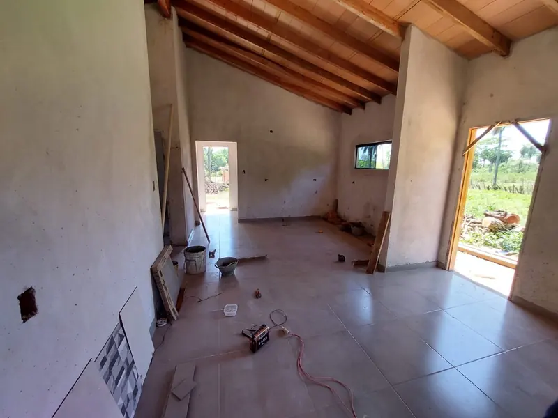 Ambiente interior con cielorraso de madera, vivienda Luque - OGA Constructora