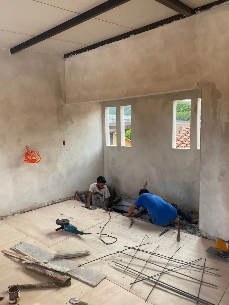 Equipo de OGA Constructora trabajando en obra