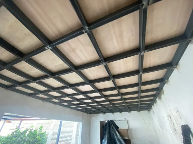 Estructura metálica de techo en una obra de OGA Constructora